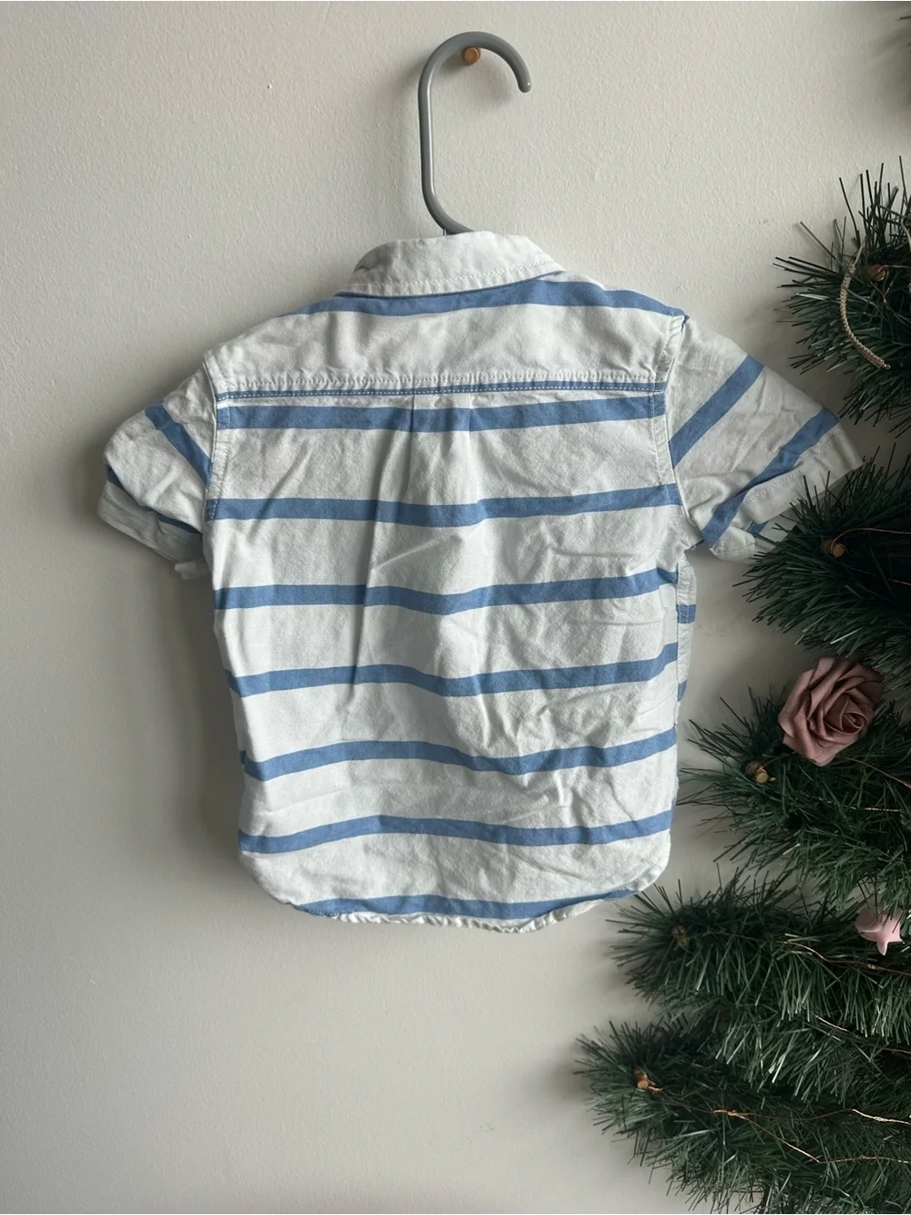 GAP White and Light Blue Striped Short-Sleeve Button-Down Shirt
